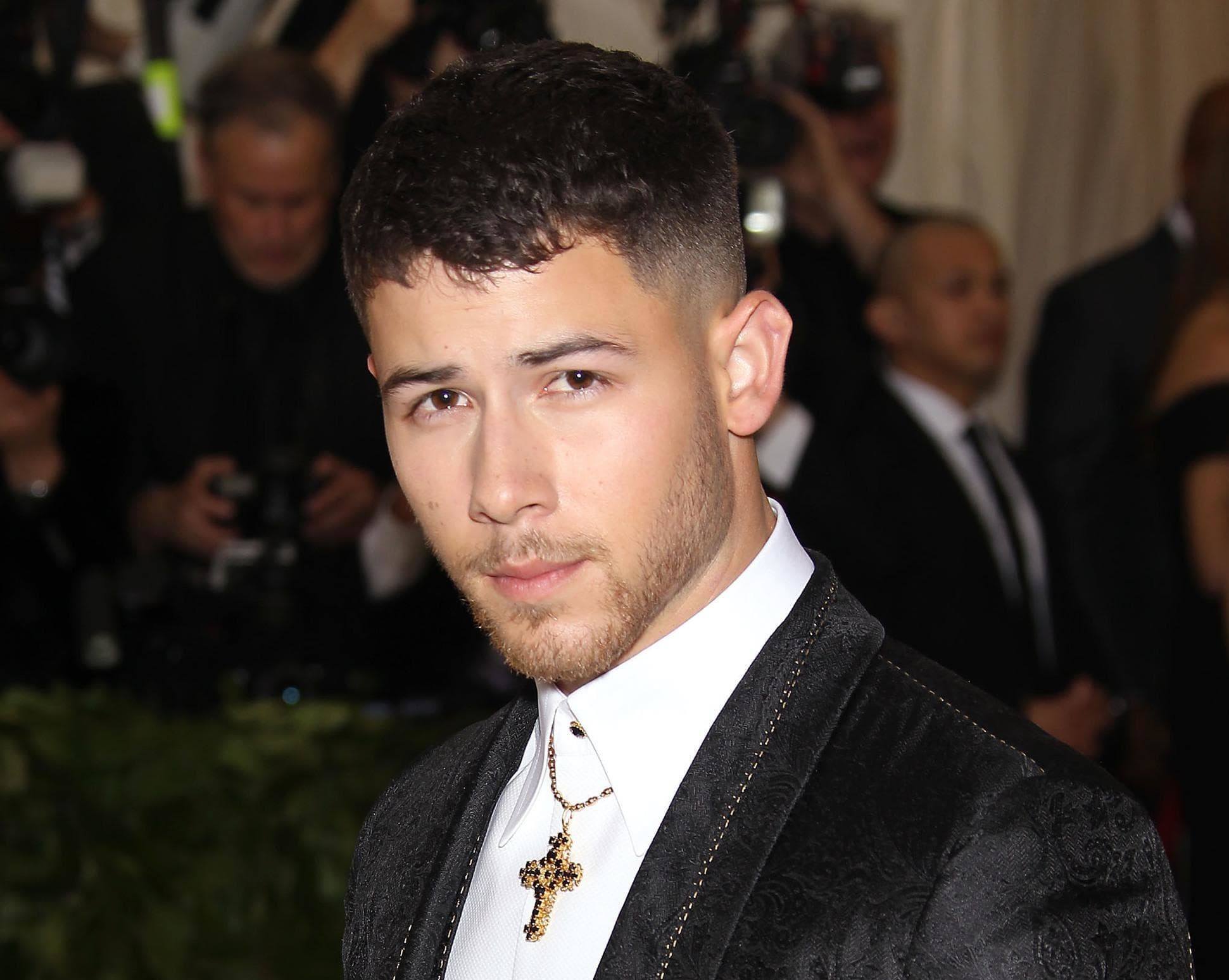 Nick Jonas dengan potongan rambut french crop