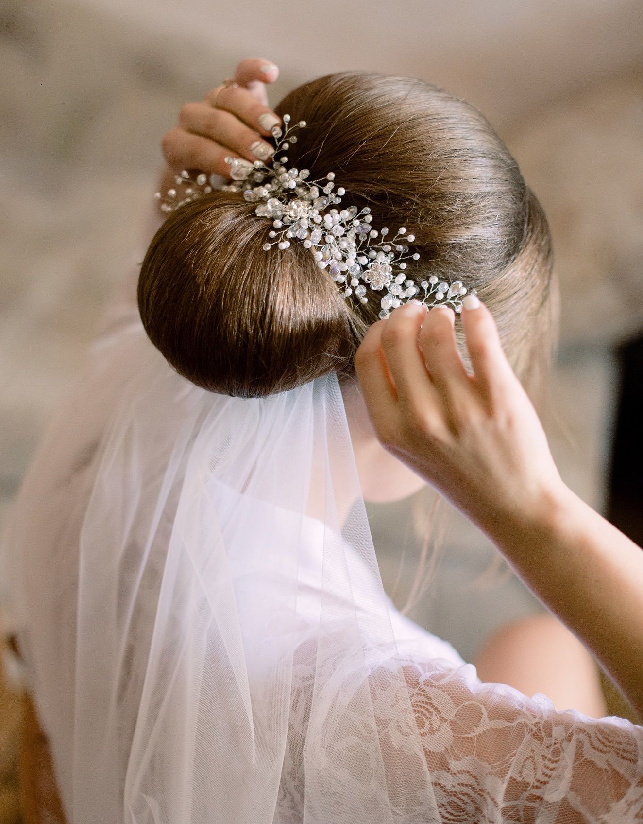 ประดับทรงผมเกล้าด้วยผ้าคลุม (Credit : Shutterstock)