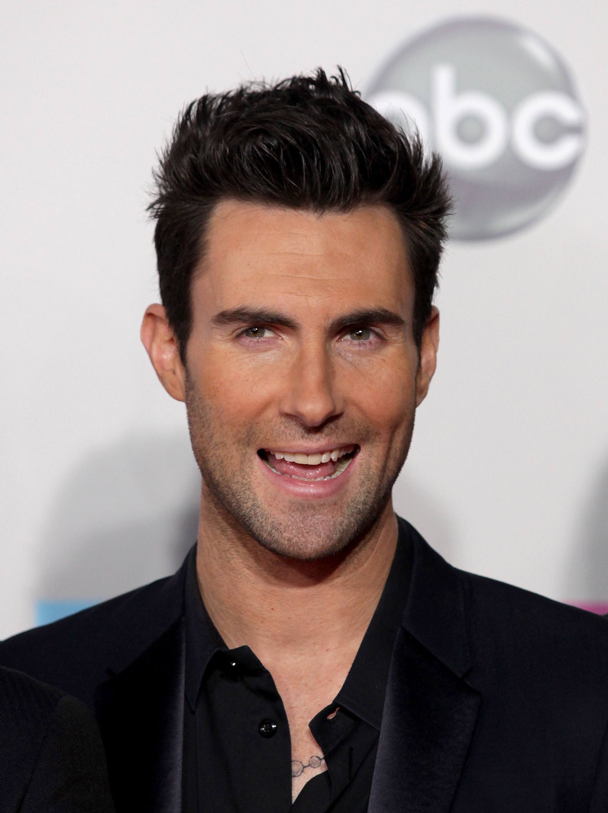 Adam Levine dengan gaya rambut spike