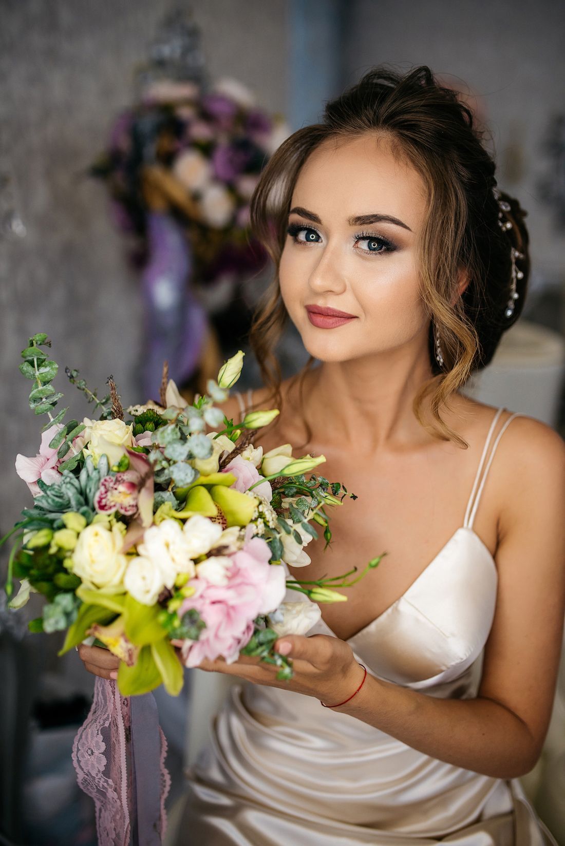 Sanggul pengantin dengan model poni ikal.