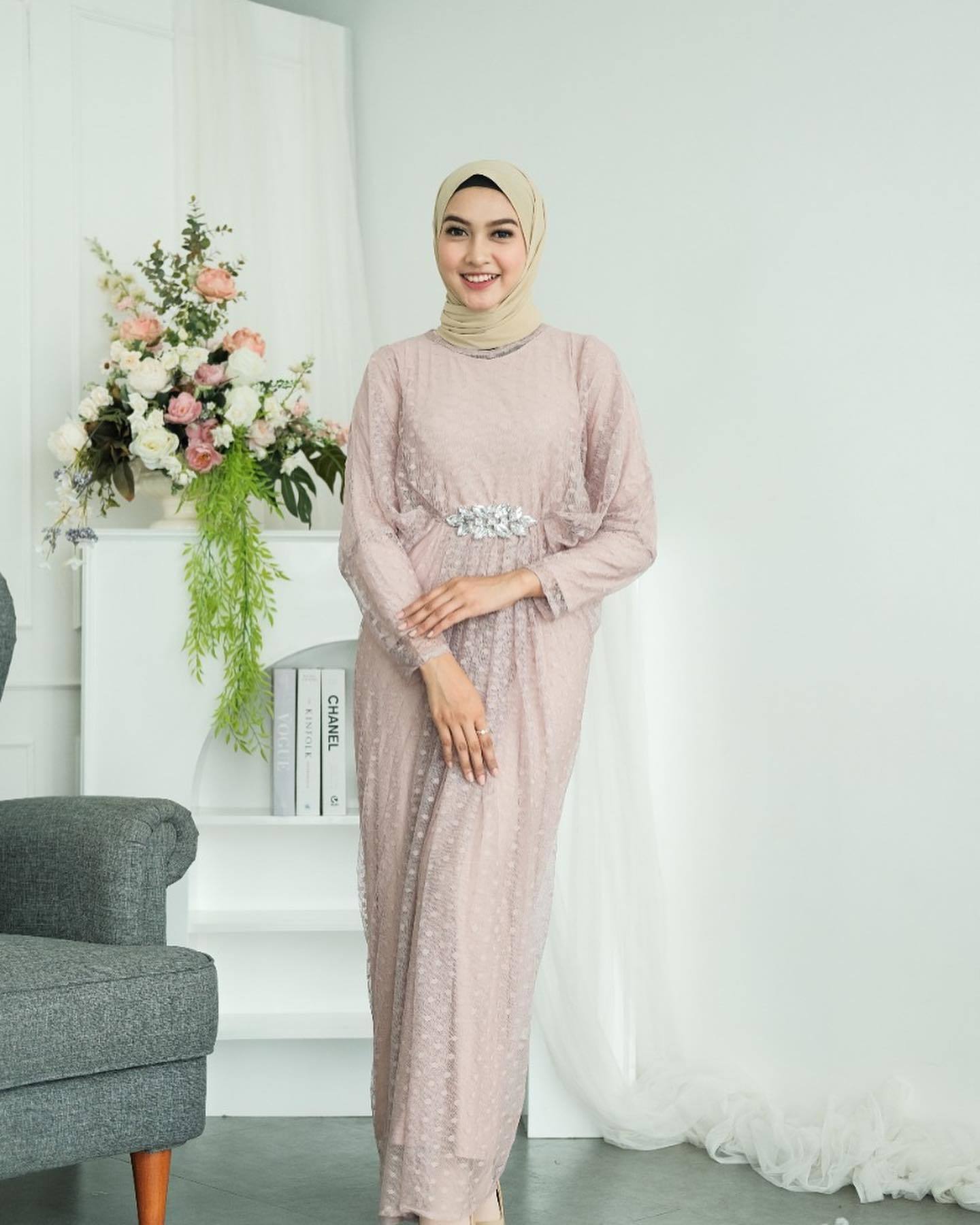 Anggun dan cantik pakai kaftan brokat. (Foto: Instagram/missnomi_kaftan)