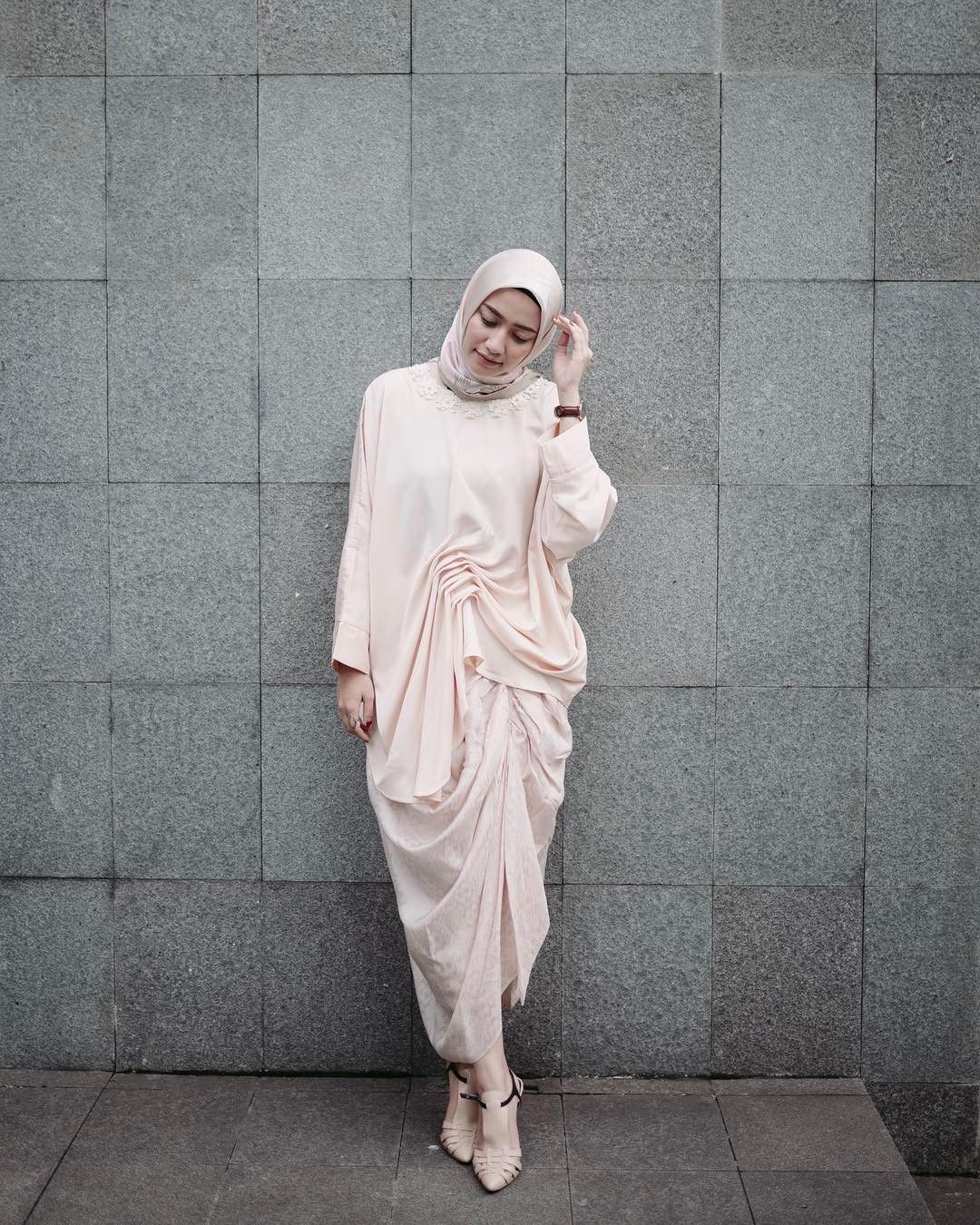 Aksen kerut pada setelan kaftan bikin penampilan terlihat lebih chic. (Foto: Instagram/megaiskanti)