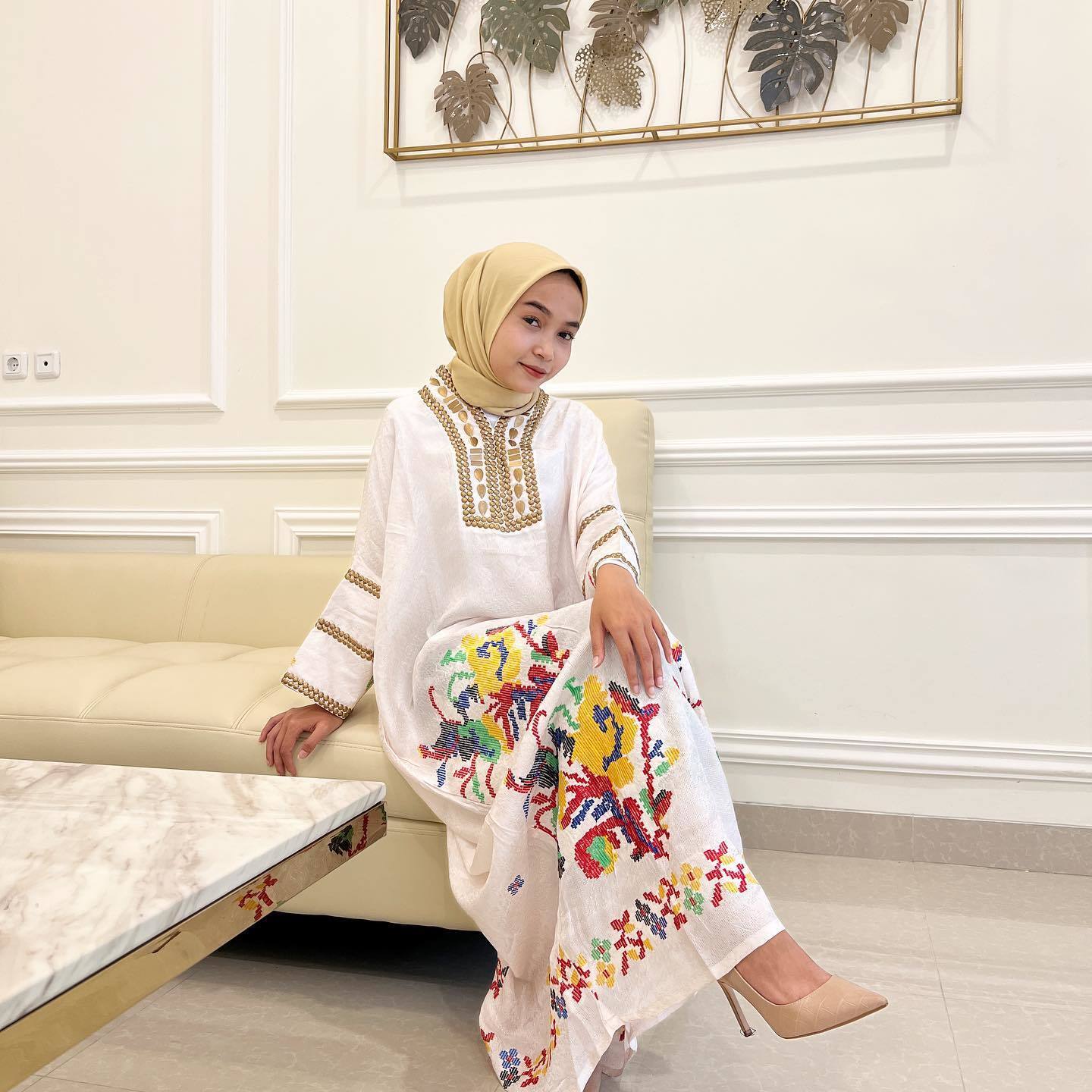 Dress kaftan warna putih dengan detail bordir bunga yang cantik. (Foto: Instagram/lausboutiquee)