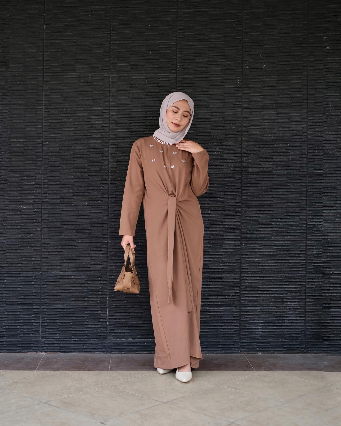Simple dan cantik pakai dress kaftan warna cokelat dengan detail payet. (Foto: Instagram/clymontinesakianto)