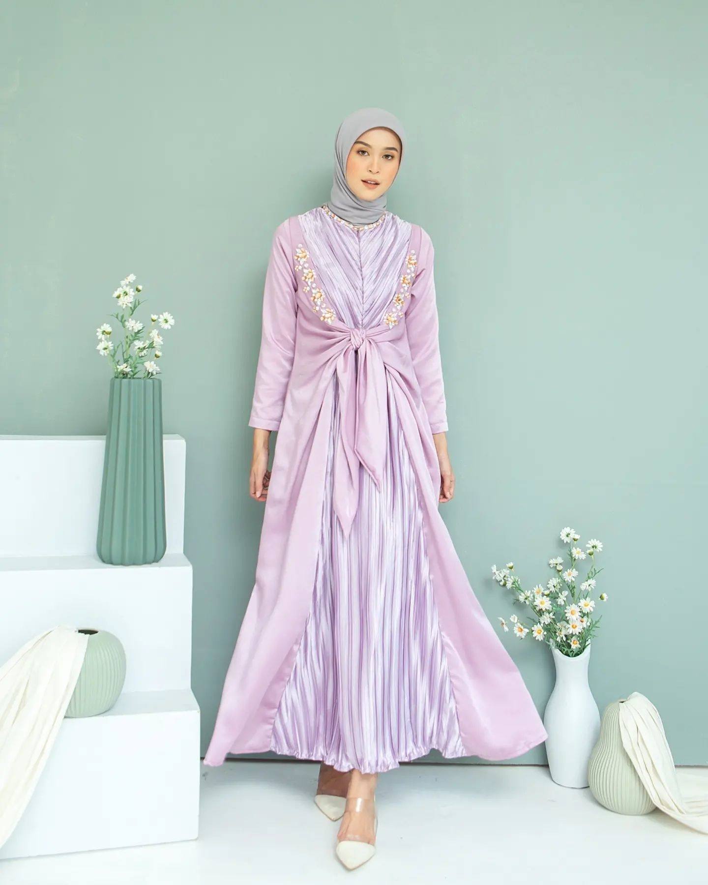 Dress kaftan dengan aksen payet warna lilac. (Foto: Instagram/lathanza_house)