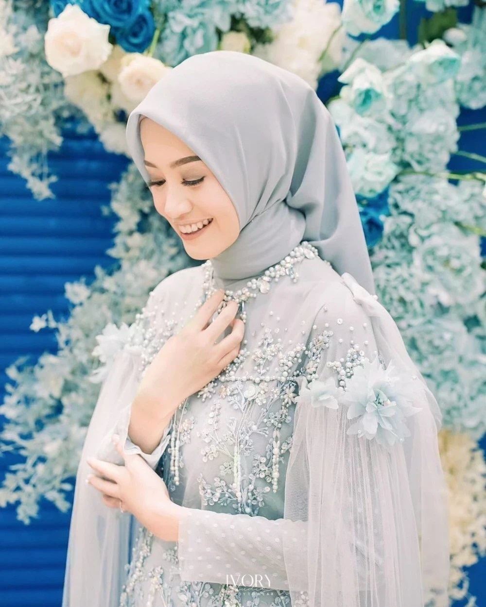 Wanita Indonesia mengenakan hijab pengantin untuk acara pernikahan.