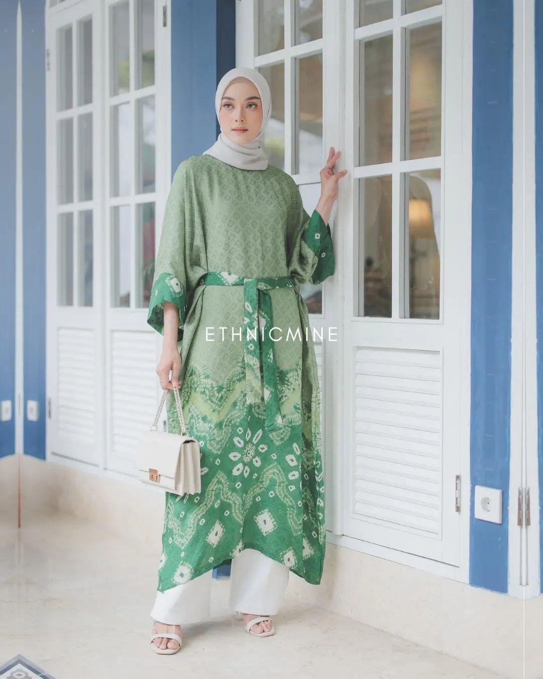 Kaftan batik untuk tampilan etnik yang chic. (Foto: Instagram/Ethnicmine)