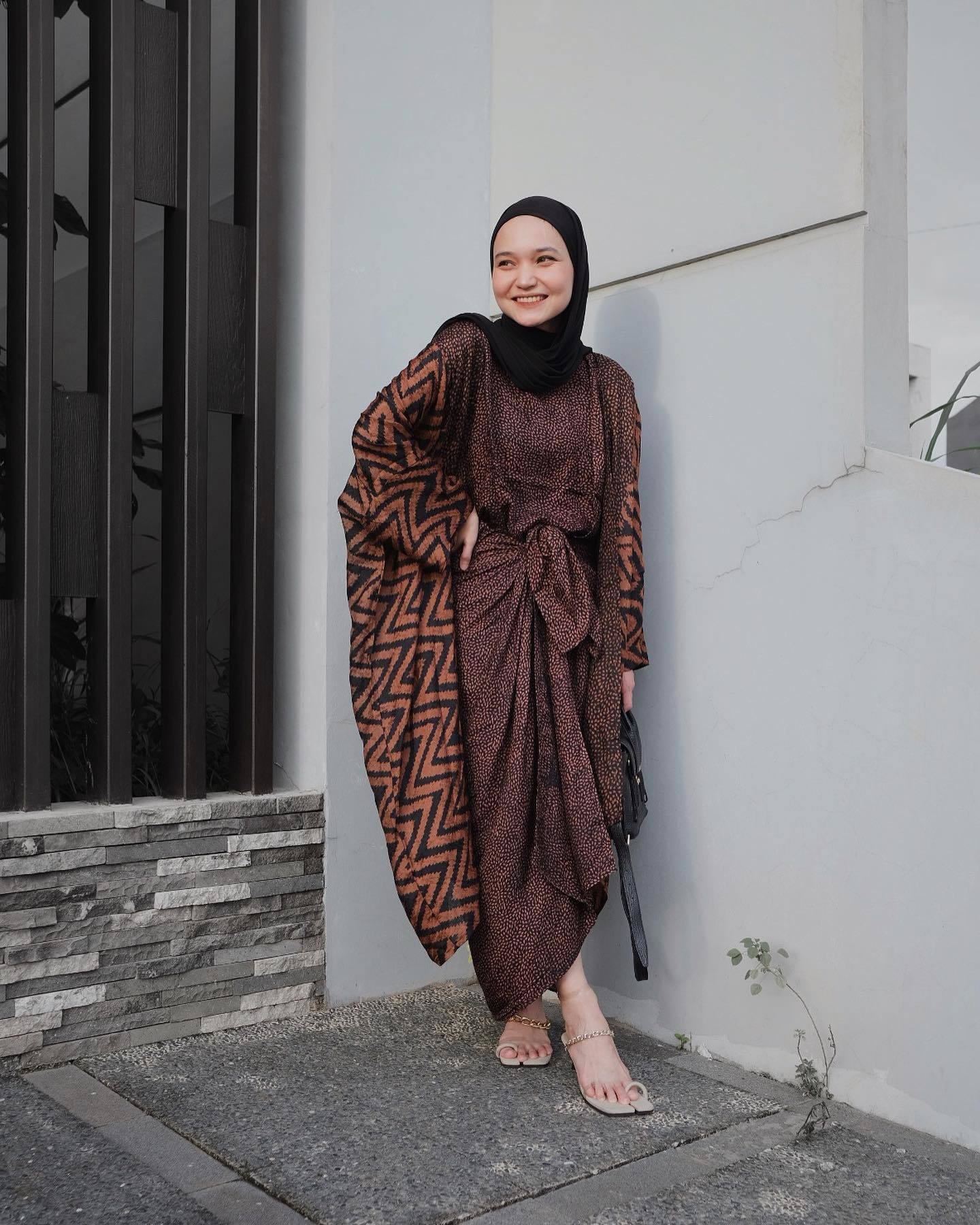 OOTD kaftan hijab makin stylish kenakan kaftan batik. (Foto: Instagram/sorayaulfa15)
