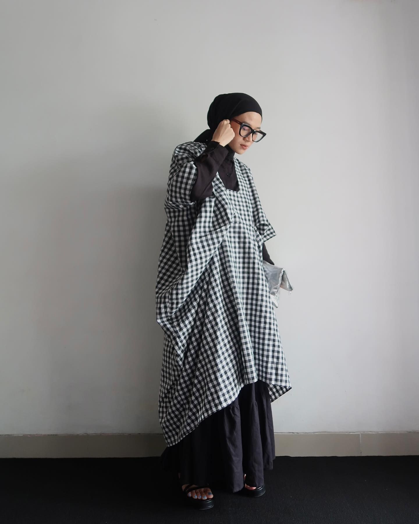 Tampil dengan gaya monokrom! (Foto: Instagram/karina__kamil)