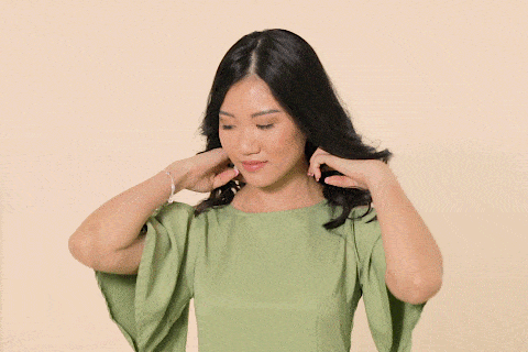 wanita Asia mengibaskan rambut panjang bergelombang