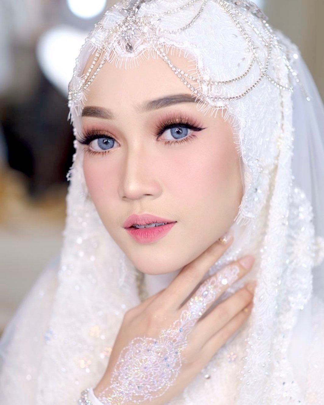 Cantik dan elegan kenakan headpiece payet. (Foto: Instagram.com/sin.sr)