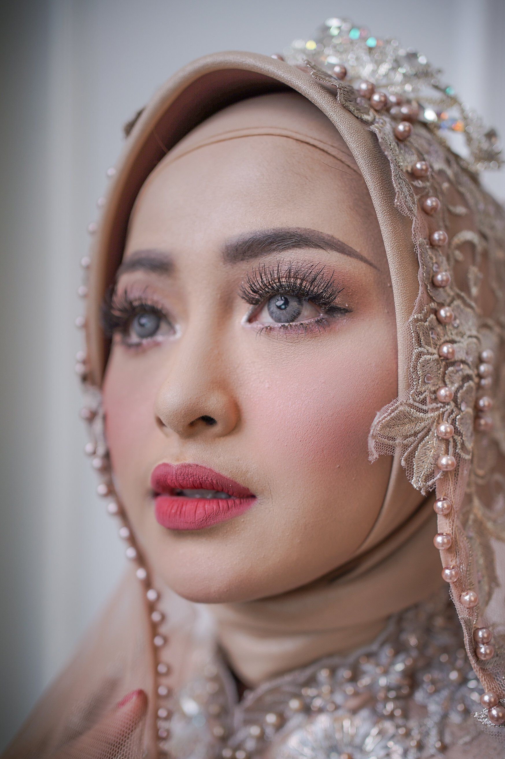 Wanita Indonesia berhijab memakai hijab pengantin lengkap dengan veil dengan payet dan mutiara