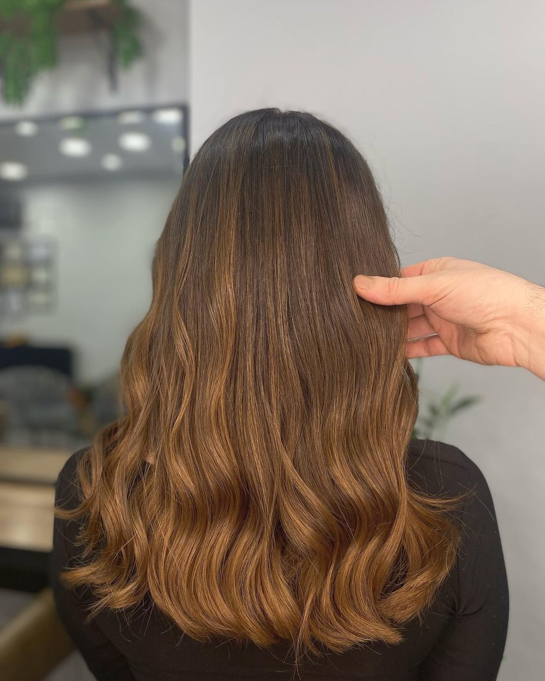 wanita dengan rambut panjang warna cokelat ombre