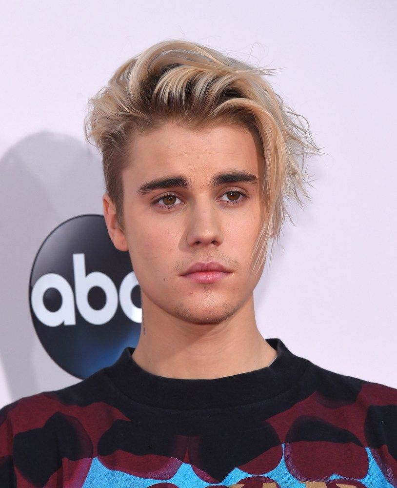 Justin Bieber dengan gaya rambut messy yang ikonik. (Foto: Shutterstock)