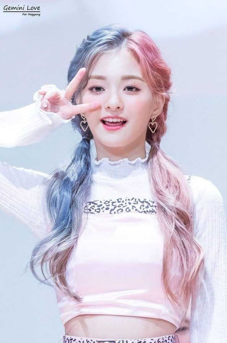 kpop idol nakyung dari flomis_9 dengan 2 warna rambut