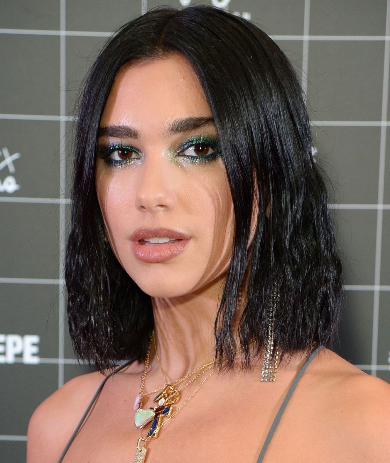 Berikan aksen rambut crimped. (Foto: Shutterstock)
