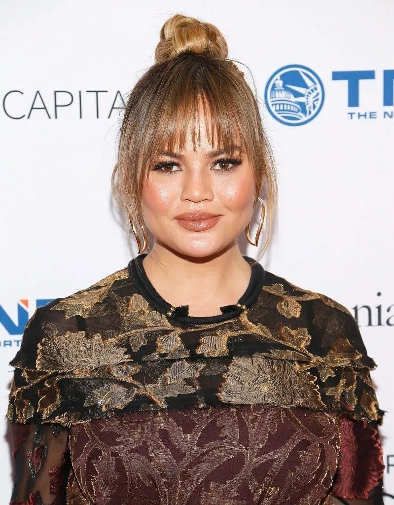 Tata rambutmu ke atas untuk tampilan yang effortless. (Foto: redbookmag)