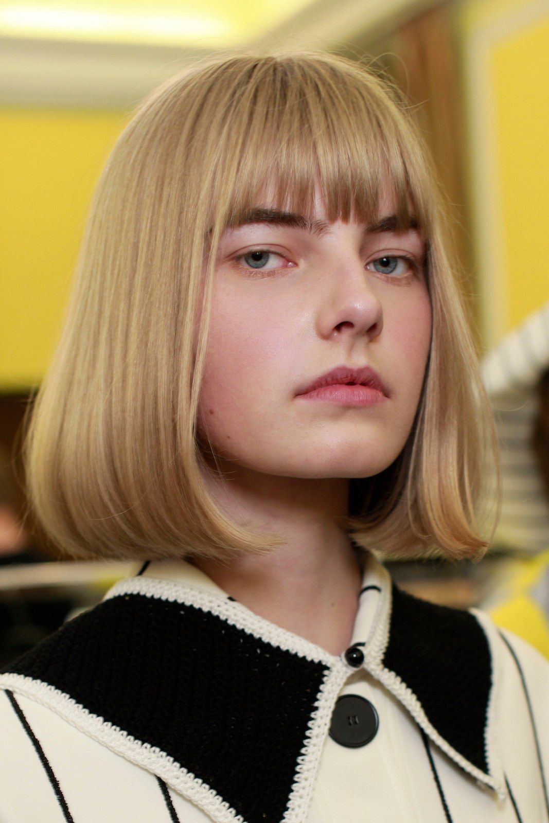 Gaya rambut medium pendek yang dipadukan dengan poni rata. (Foto: Shutterstock)