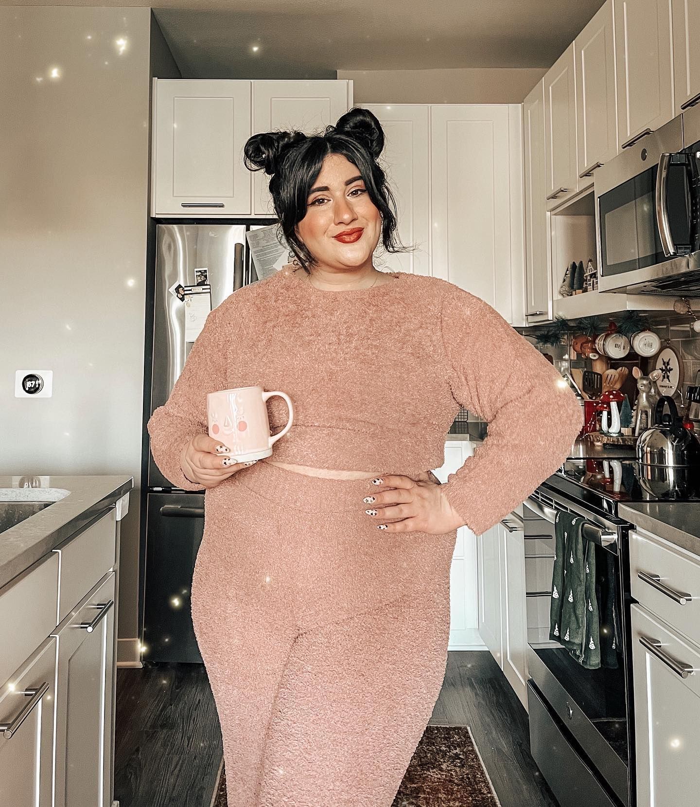 Coba gaya space bun sebagai model rambut orang gemuk pendek. (Foto: Instagram.com/flashesofstyle)