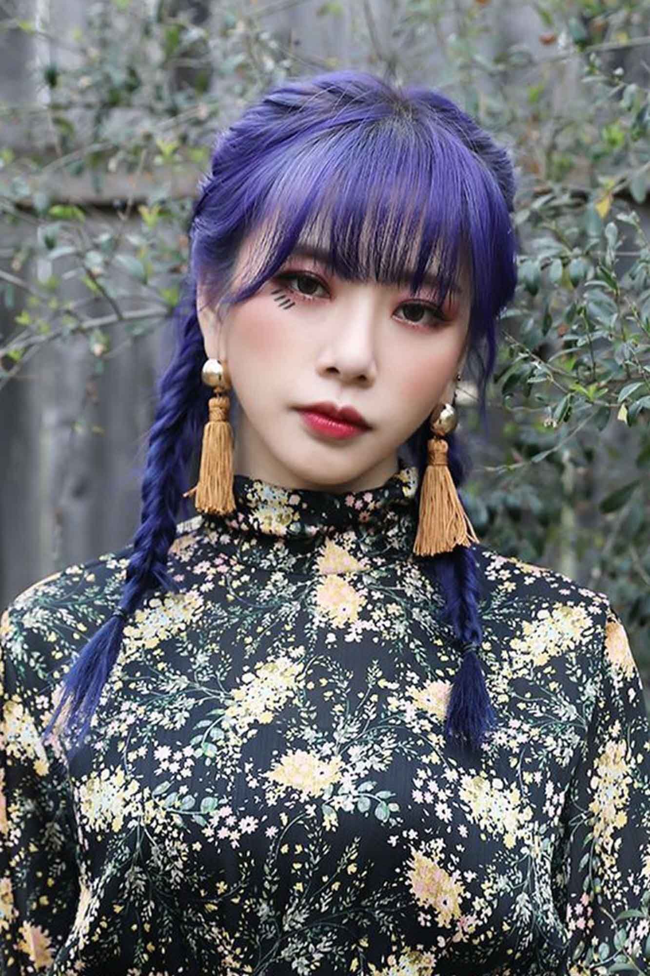 jiu dreamcatcher dengan rambut dikepang berwarna biru keunguan