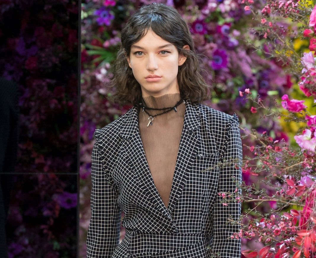 Gaya bob berponi tidak melulu harus lurus loh. (Foto: Shutterstock)