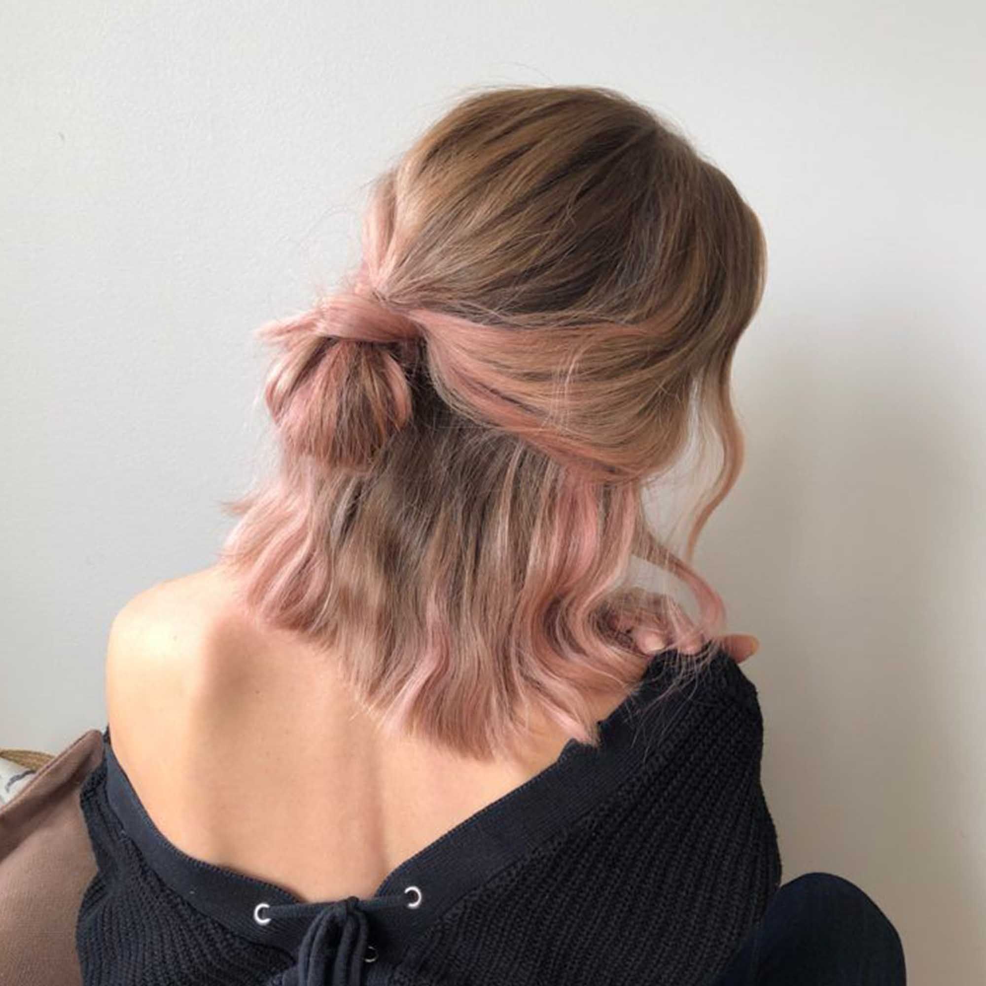 Warna ini akan tampak lembut pada warna rambut cokleat pirang. (Foto: Pinterest)