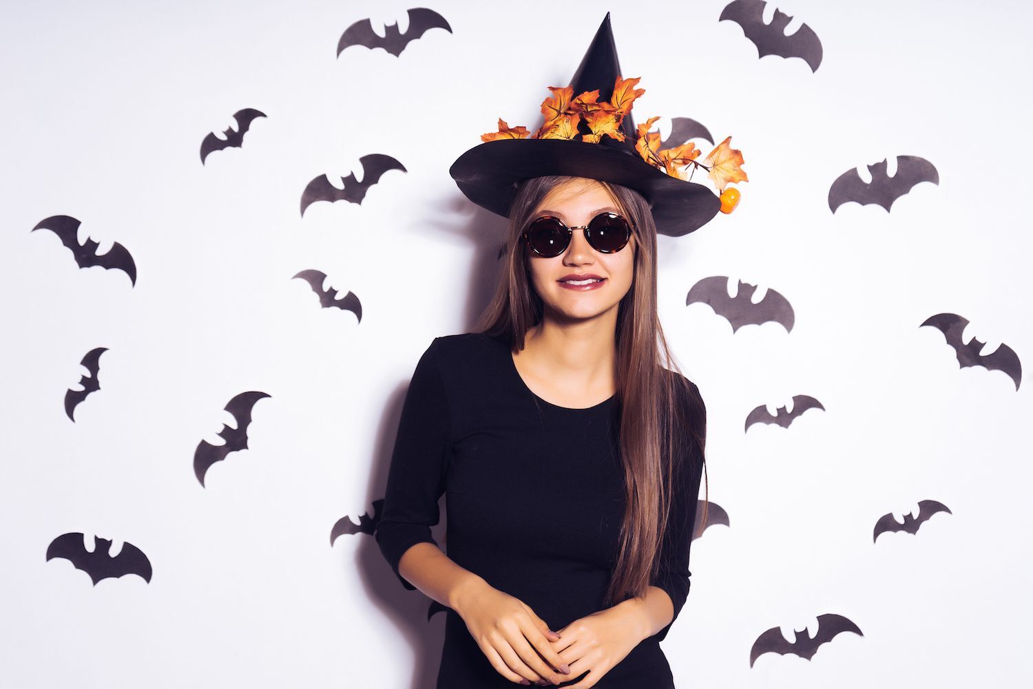 Topi penyihir dan baju hitam bisa lengkapi penampilanmu. (Foto: Shutterstock)