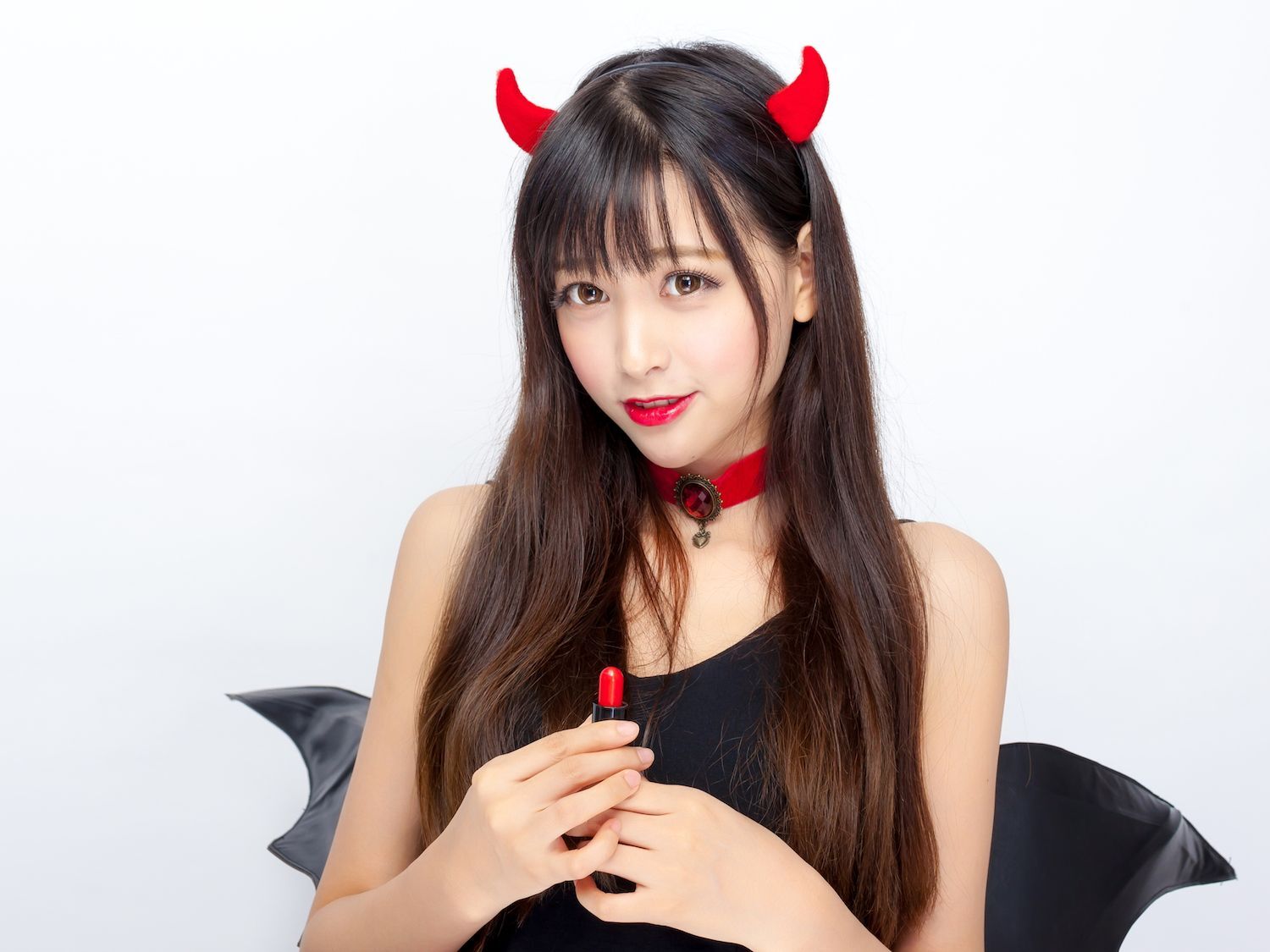 Sexy devil rambut panjang
Rambut panjang berponi membuatmu jadi ‘iblis’ yang cantik. (Foto: Shutterstock)
Wanita asia dengan kostum sexy devil dan rambut lurus berponi untuk Halloween