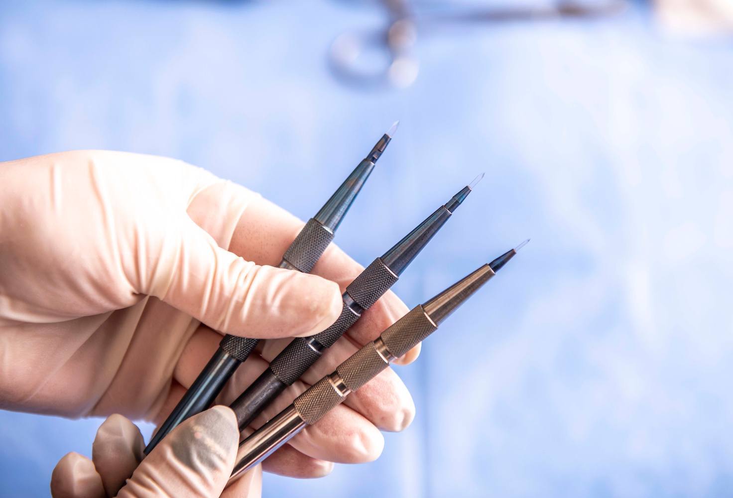 Jarum bedah untuk transplantasi rambut