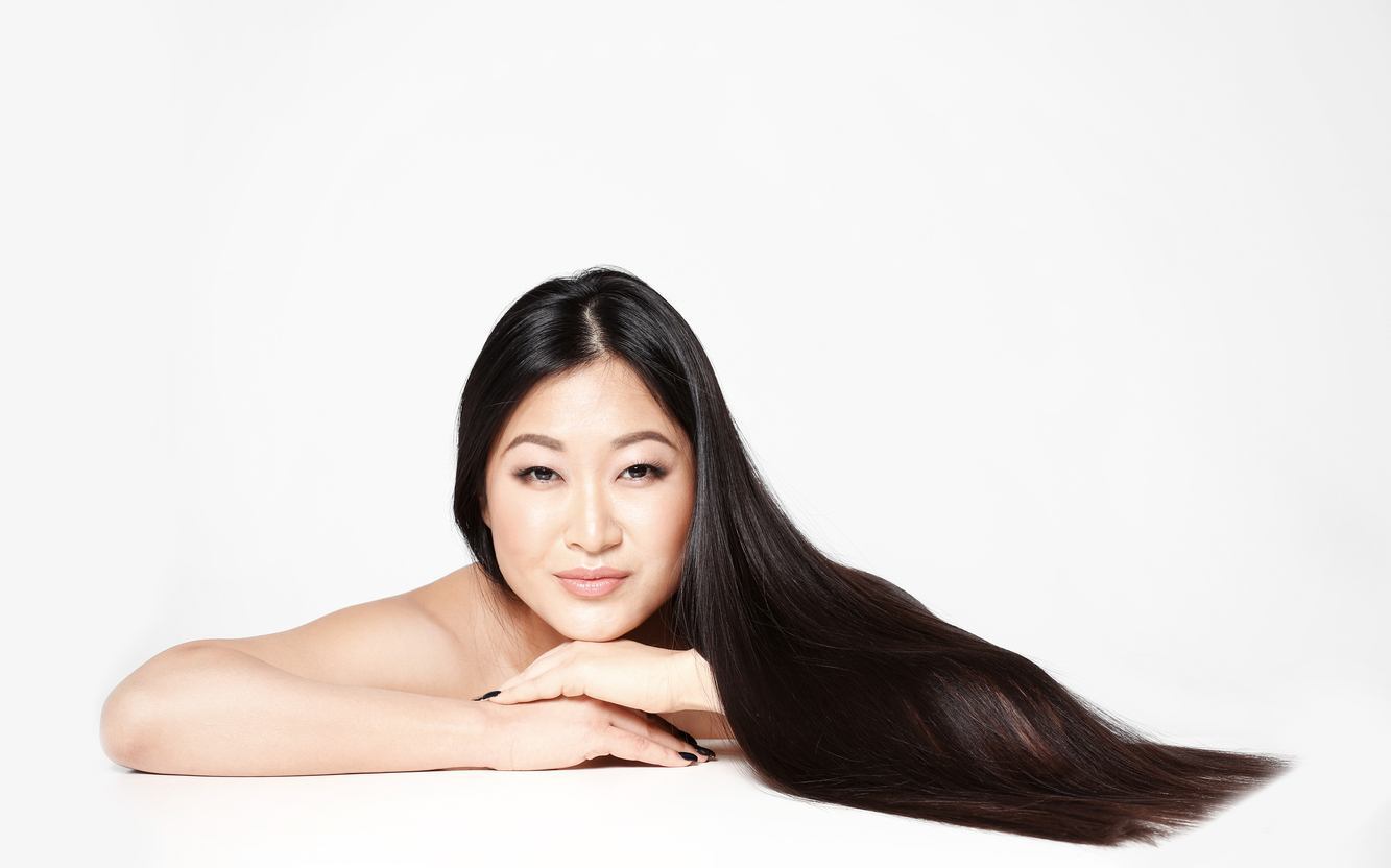 Wanita Asia dengan rambut panjang berkilau.