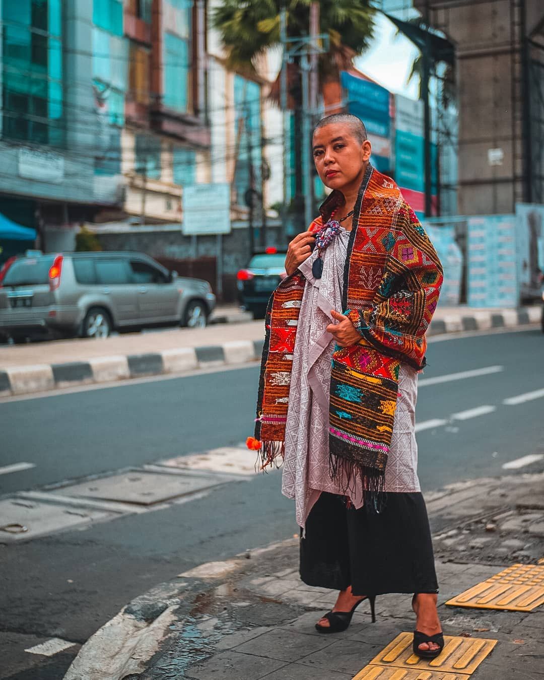 Terry Endropoetro kenakan kain ulos dan batik.