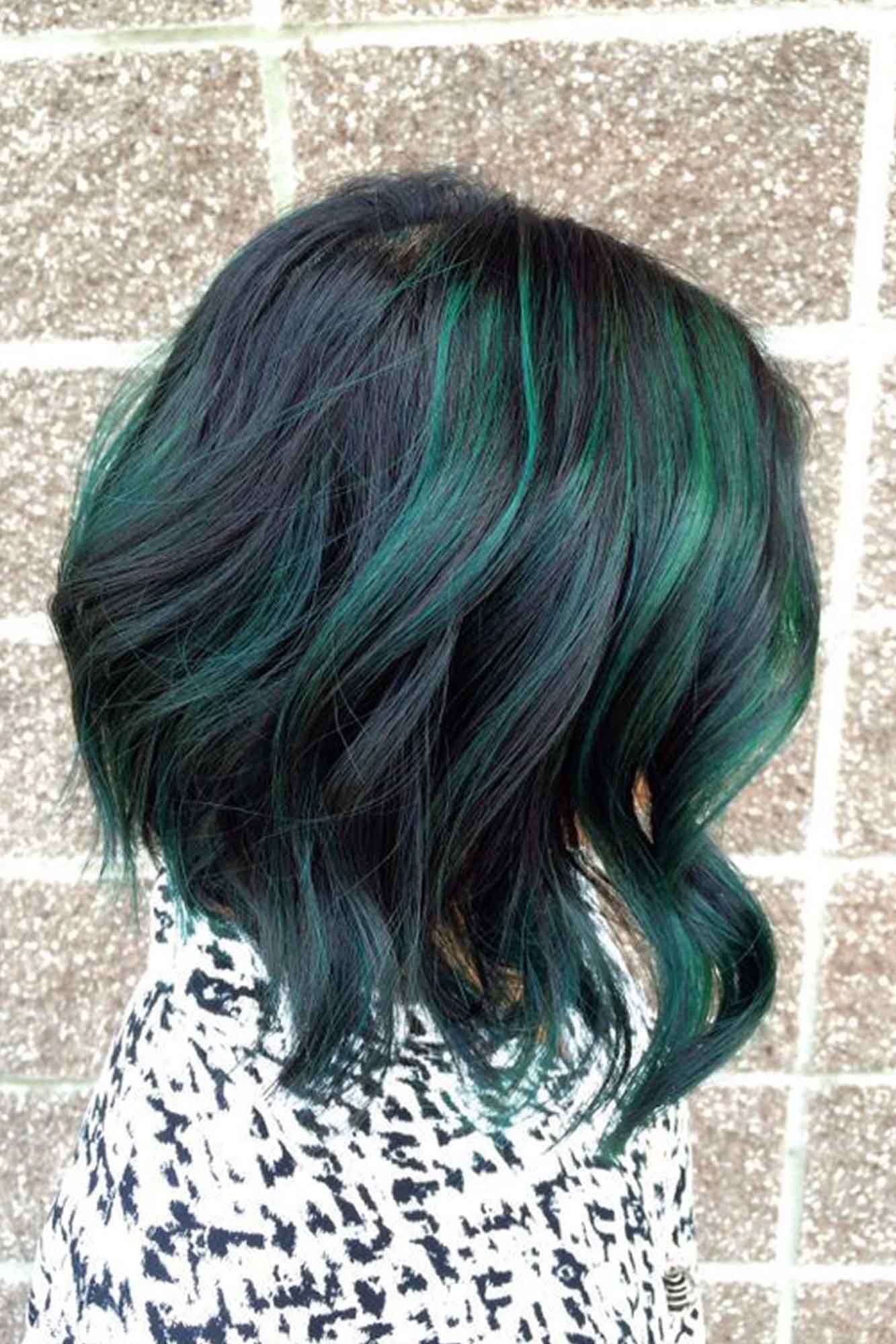 Kalau tidak ingin terlihat ngejreng, pilih warna hijau yang kalem atau gelap. (Foto: instagram/modernsalon)