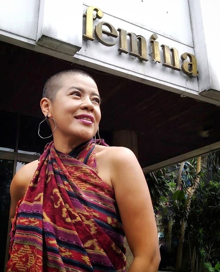 Terry Endropoetro kenakan kain ikat tradisional