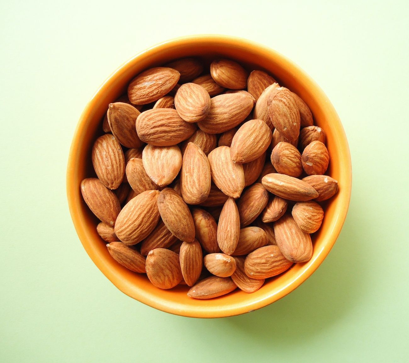 Kacang almond untuk membantu menumbuhkan rambut rontok