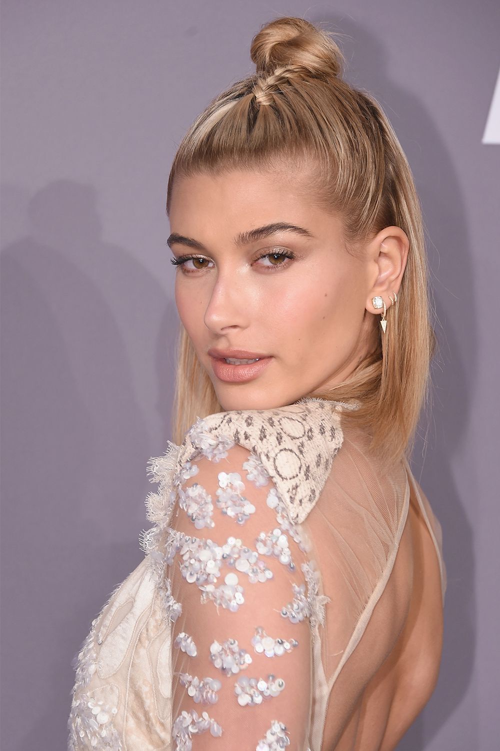Tampil fresh seperti Hailey Bieber dengan tatanan rambut half top knot beraksen kepang cantik. (Foto: Cosmopolitan)