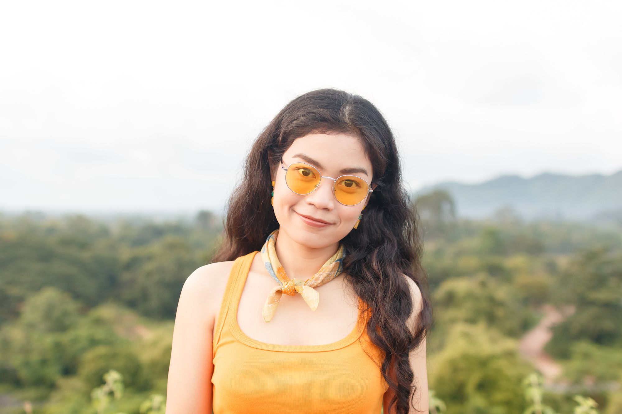 Wanita asia dengan rambut keriting panjang