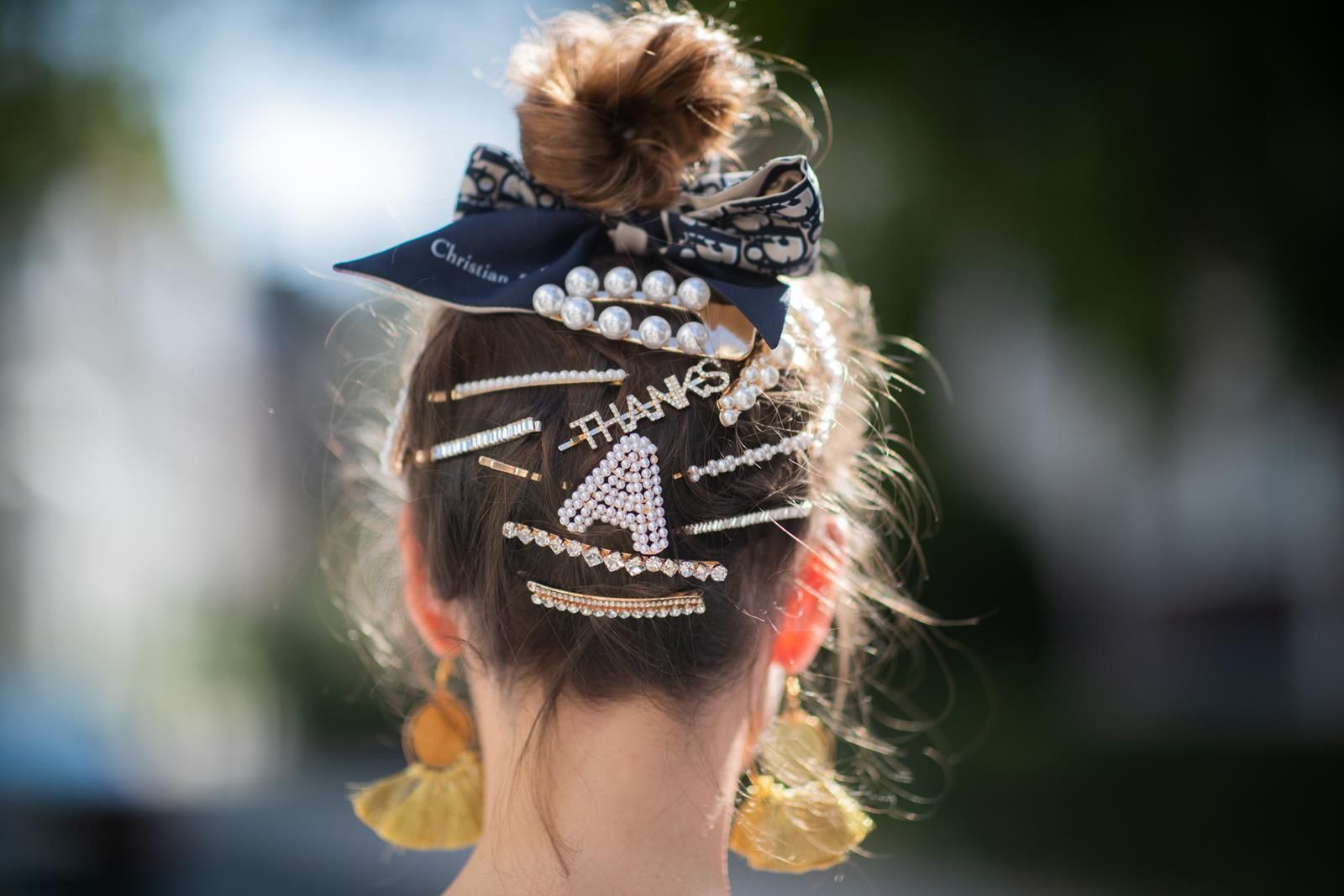 Berani tampil beda dengan gaya rambut top knot plus aksesori? (Foto: www.elle.com)