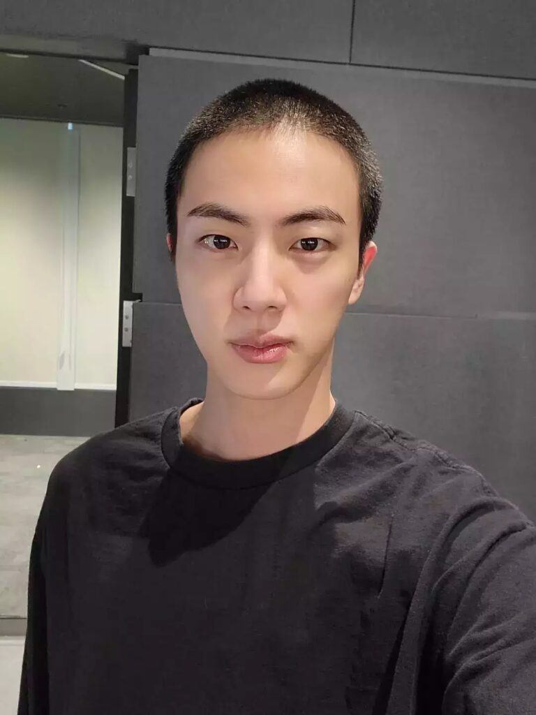 Jin BTS dengan rambut cepak a la tentara. (Foto: Zoom TV)