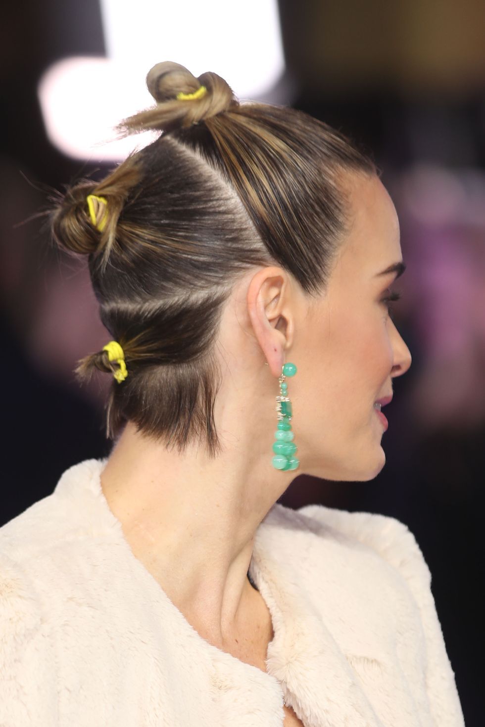 Gaya rambut khas 90-an dengan cepol kecil-kecil. (Foto: Goodhousekeeping)