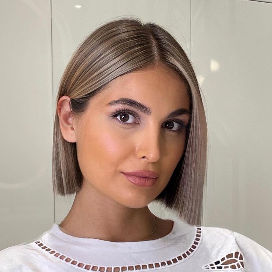 wanita dengan rambut pendek balayage pirang