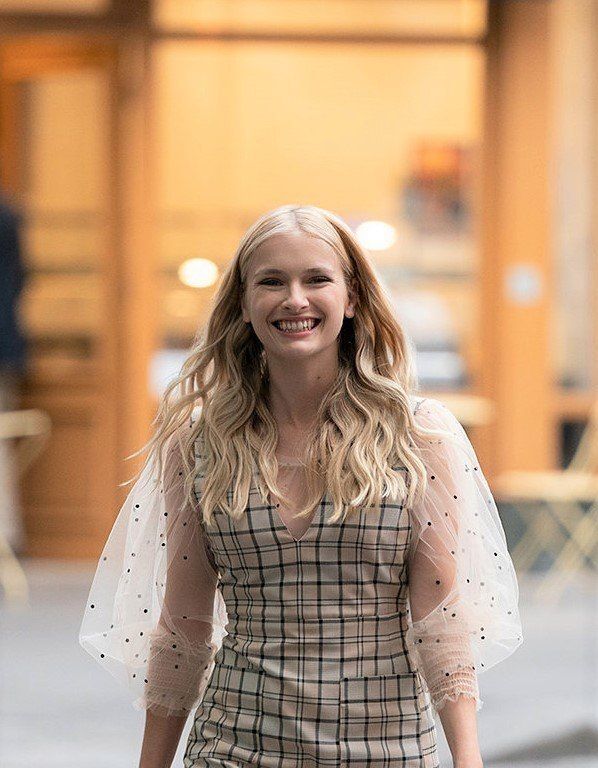 Tekstur beach wave terlihat keren pada rambut pirang. (Foto: Netflix)