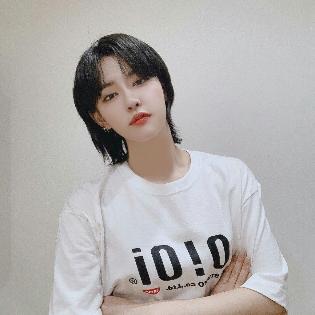 kpop idol miya gwsn dengan rambut sebahu mullet wanita