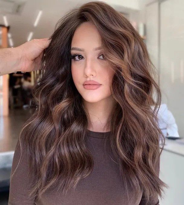 wanita dengan warna rambut balayage cokelat panjang