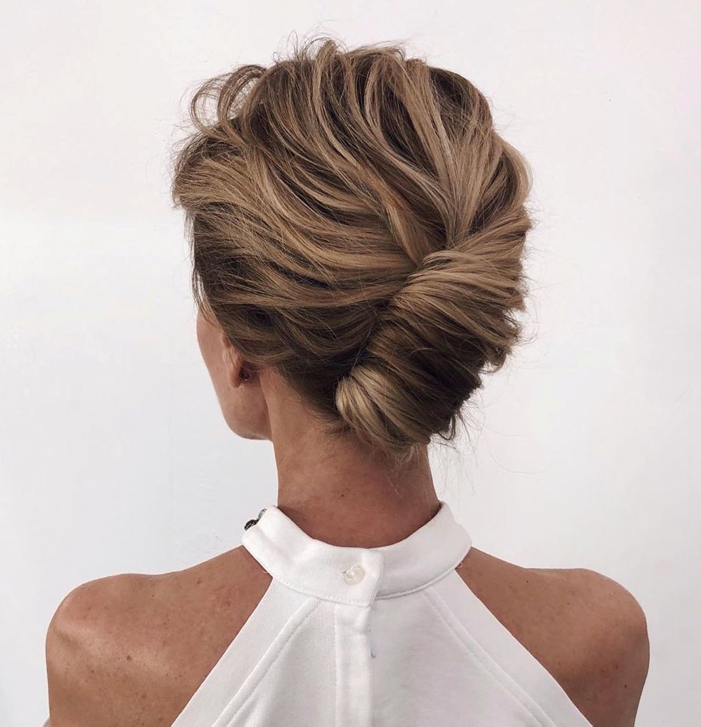 Gaya rambut sanggul French Twist a la pramugari bisa juga untuk rambut pendek, loh! (Foto: www.hairadviser.com)