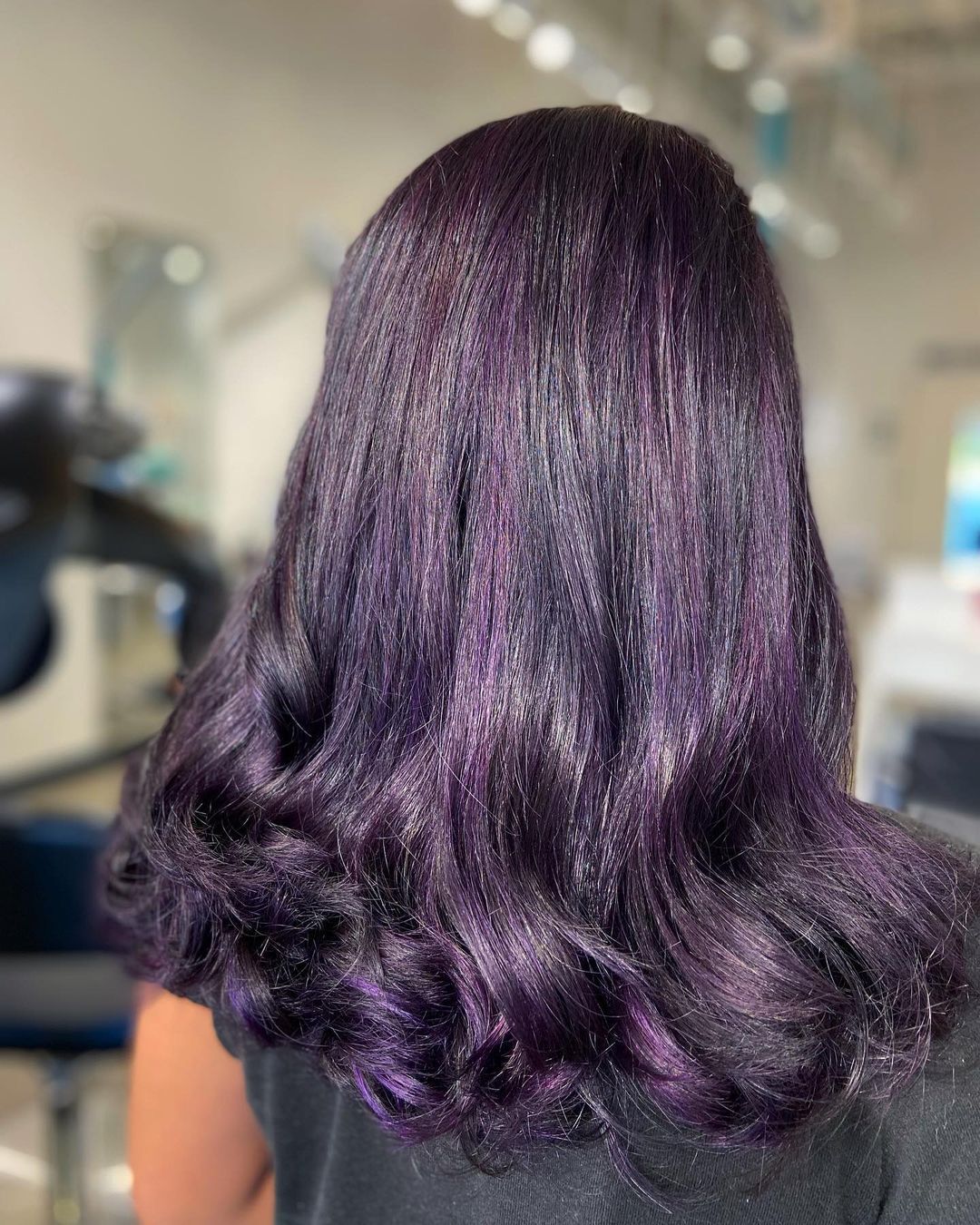 wanita dengan rambut balayage ungu