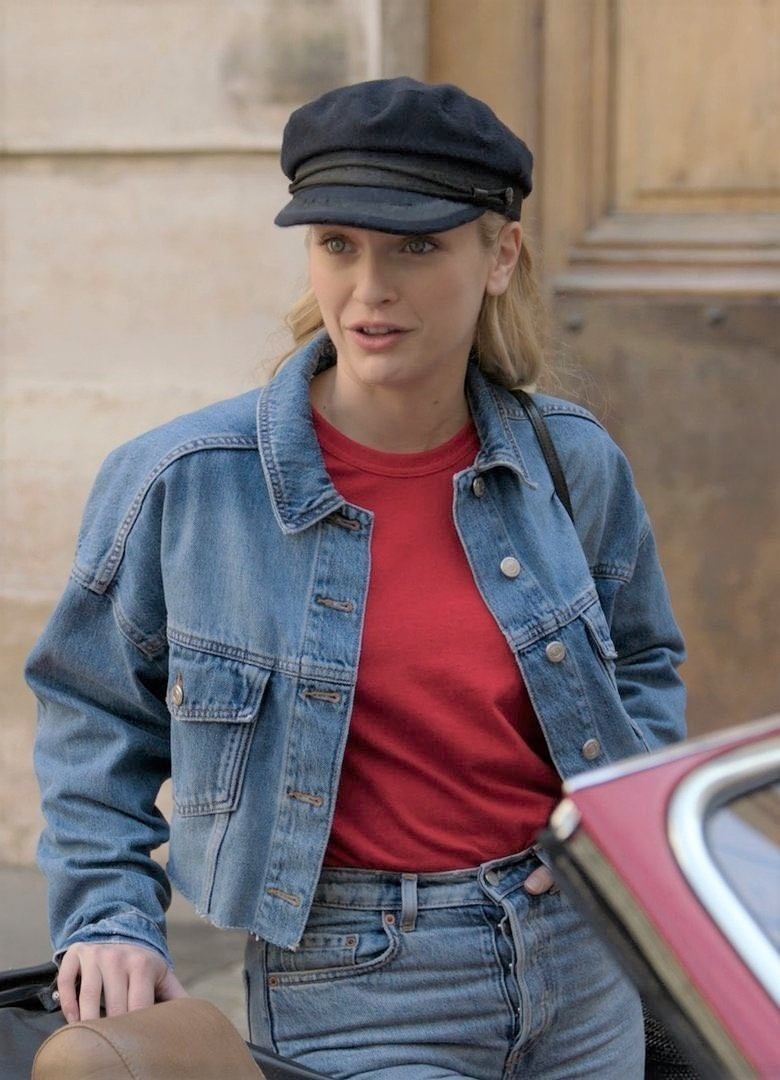 Lagi-lagi, berret hat tak pernah gagal membuat penampilanmu tampak chic dalam sekejab. (Foto: Netflix)