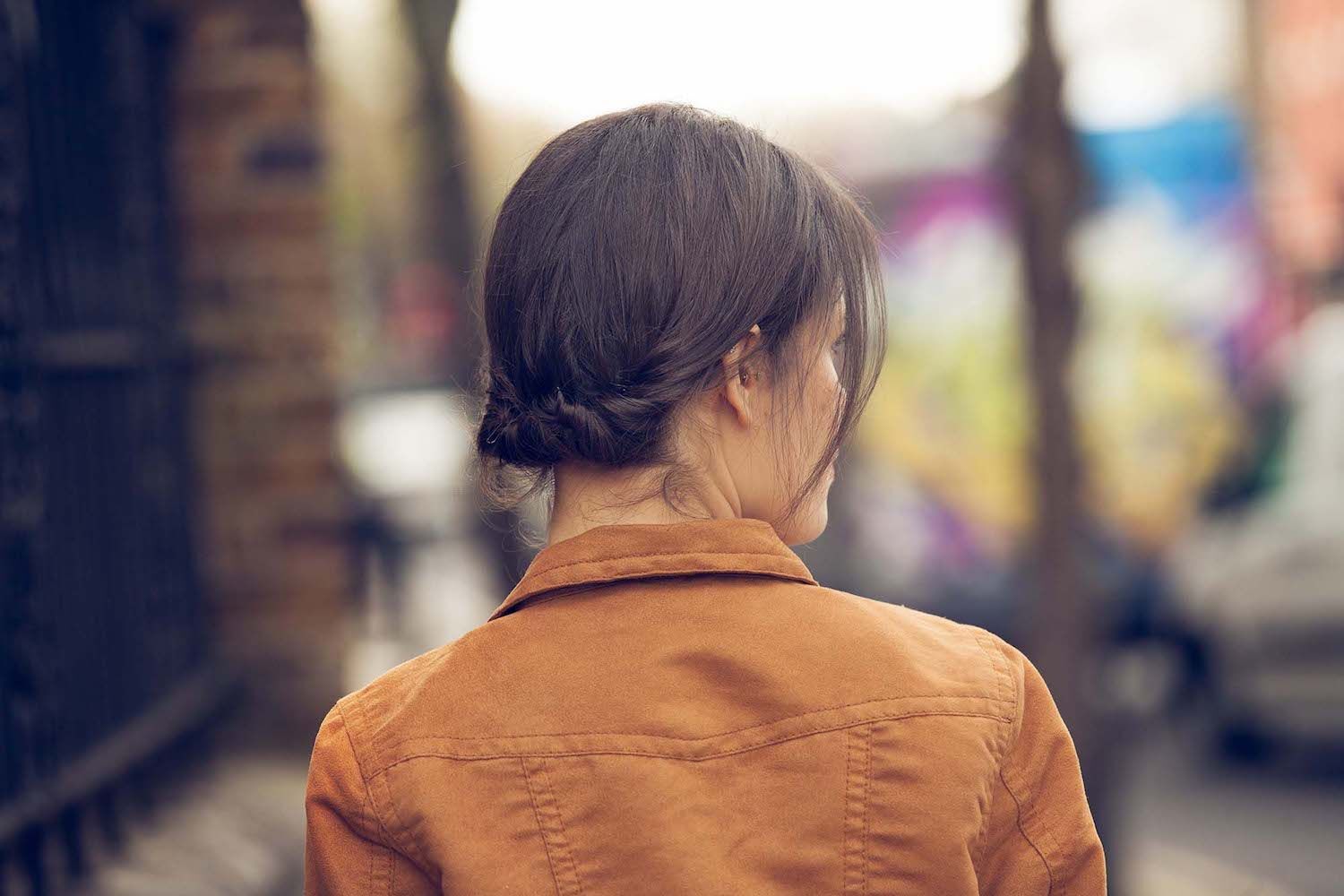 Rambutmu tidak terlalu panjang? Model sanggul rambut pendek ini bisa dicoba. (Foto: Dvora)