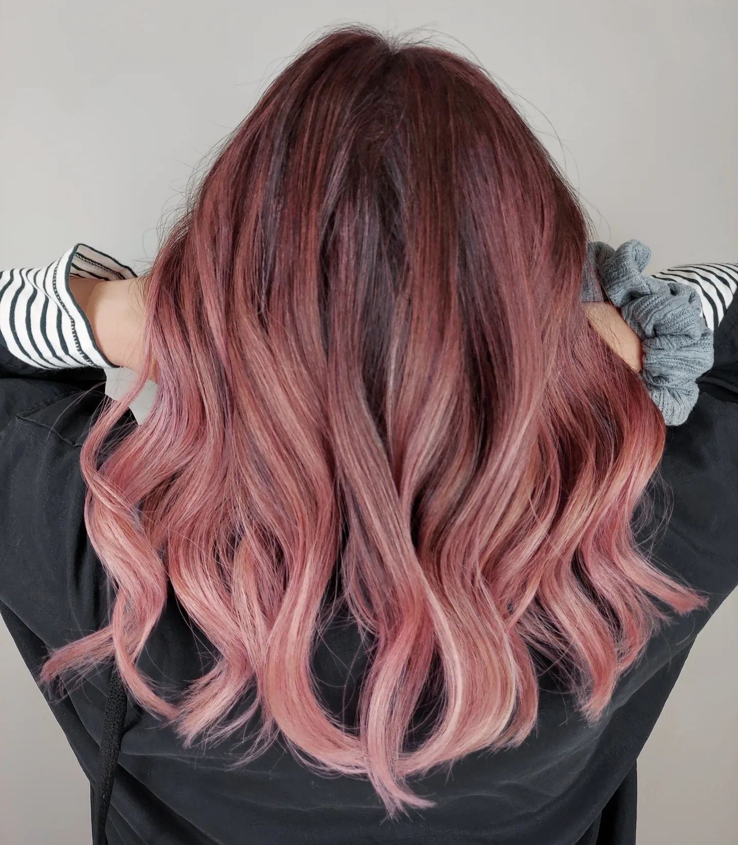 Teknik pewarnaan rambut balayage warna pink.