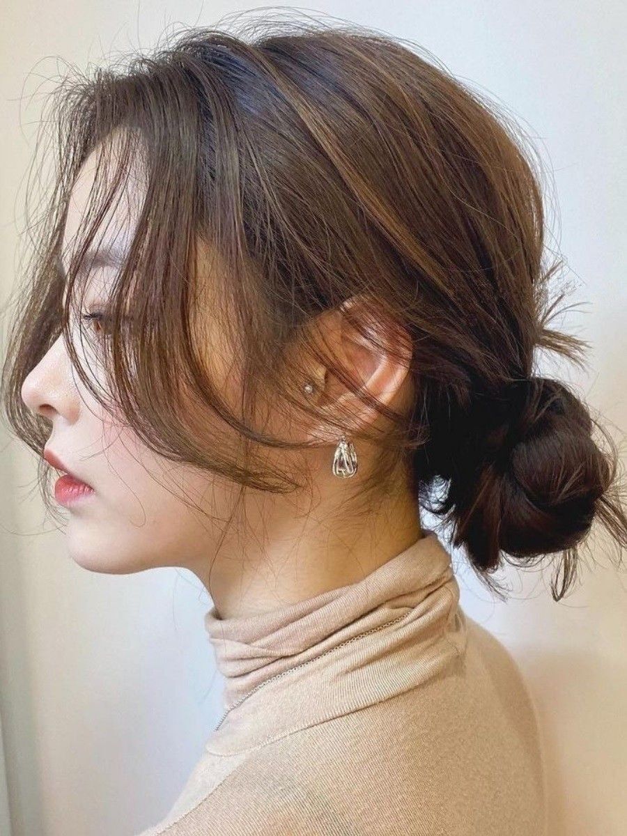 Nggak ada waktu untuk menata rambutmu? Cukup tata dengan gaya low bun. (Foto: www.Kbeautyaddiction.com)