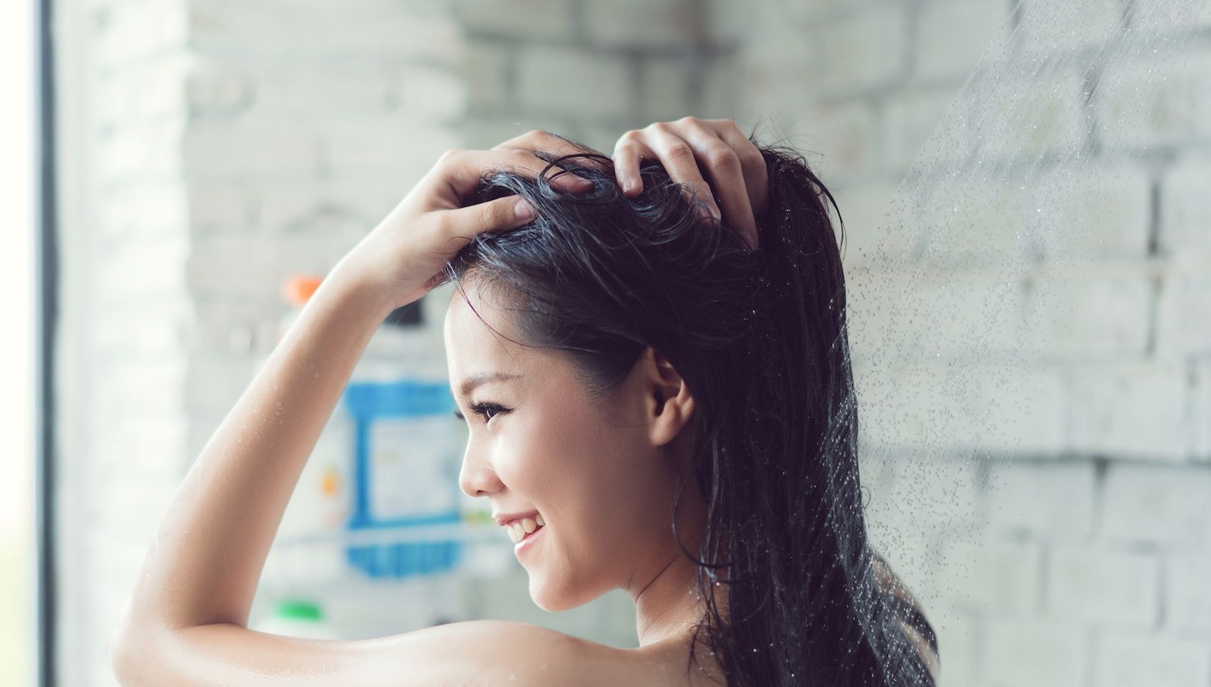 wanita asia menggunakan masker rambut